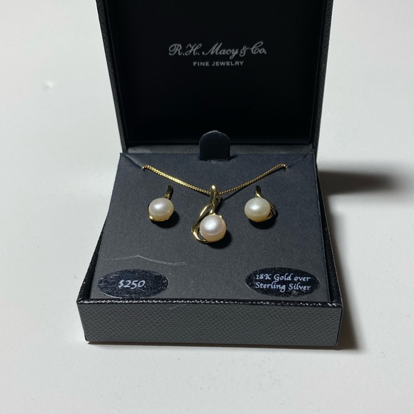 Gold Pearl Pendant Necklace - Picture 4 of 4